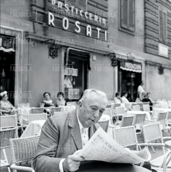 Carlo Emilio Gadda al bar Rosati, Roma, 1960 - Farabola Immagine digitale