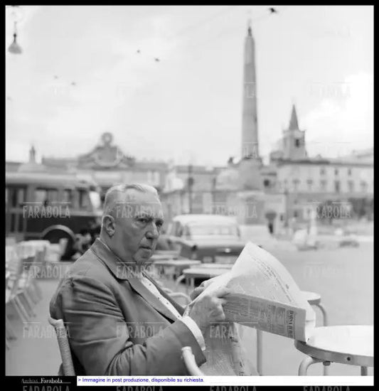 Carlo Emilio Gadda al bar Rosati, Roma, 1960 - Farabola Immagine digitale