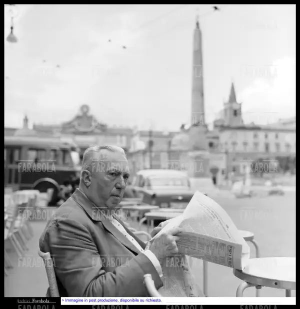 Carlo Emilio Gadda al bar Rosati, Roma, 1960 - Farabola Immagine digitale