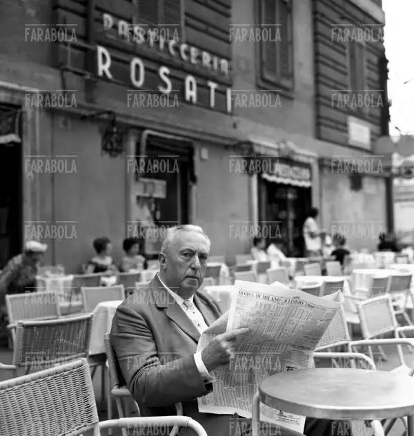 Carlo Emilio Gadda al bar Rosati, Roma, 1960 - Farabola Immagine digitale