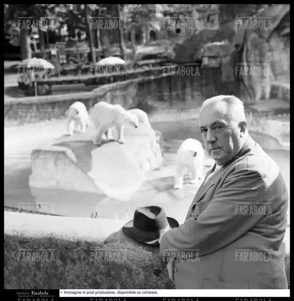Carlo Emilio Gadda allo zoo, Roma, 1960 - Farabola Immagine digitale