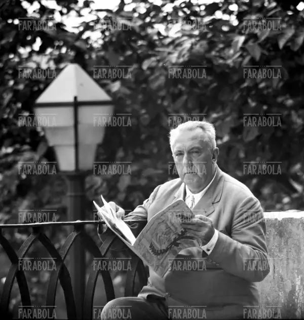Carlo Emilio Gadda allo zoo, Roma, 1960 - Farabola Immagine digitale