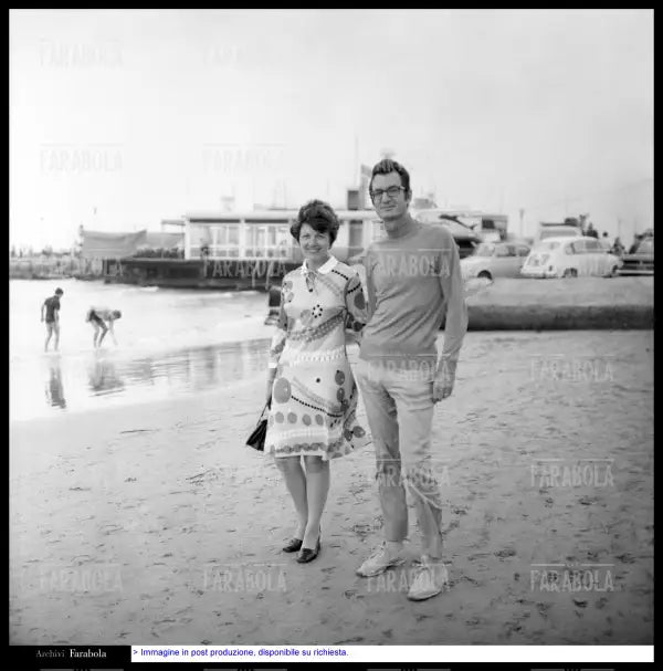 Carlo Lizzani con la moglie Edith Bieber, Riccione, 1968 - Farabola Immagine digitale