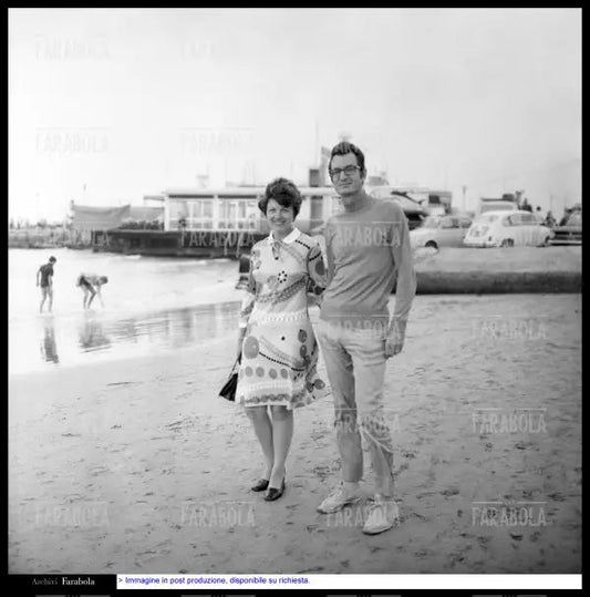 Carlo Lizzani con la moglie Edith Bieber, Riccione, 1968 - Farabola Immagine digitale
