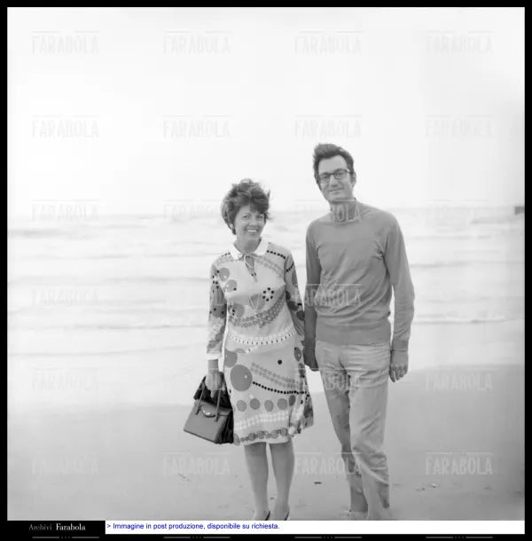 Carlo Lizzani con la moglie Edith Bieber, Riccione, 1968 - Farabola Immagine digitale