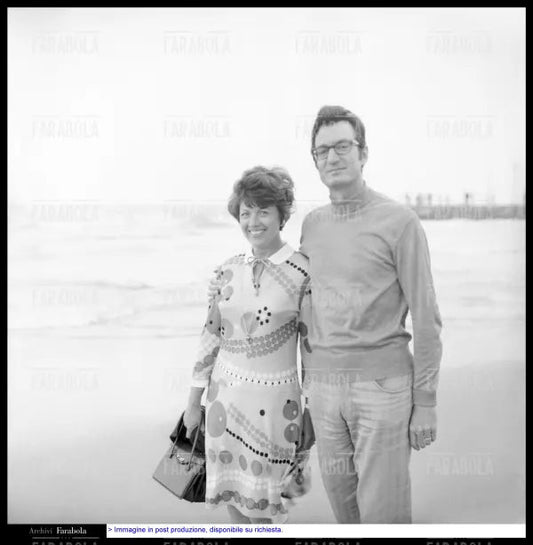 Carlo Lizzani con la moglie Edith Bieber, Riccione, 1968 - Farabola Immagine digitale