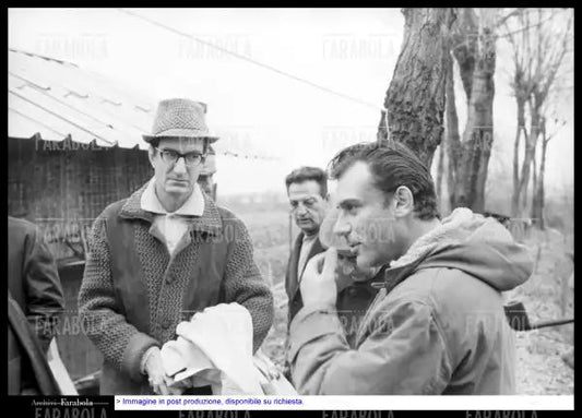 Carlo Lizzani e Gian Maria Volonté sul set del film Banditi a Milano, 1967 - Farabola Immagine digitale