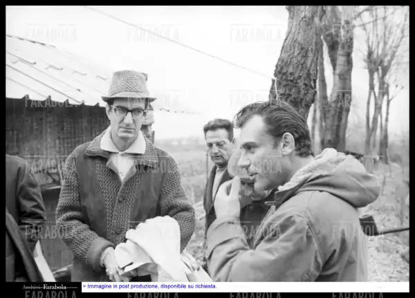 Carlo Lizzani e Gian Maria Volonté sul set del film Banditi a Milano, 1967 - Farabola Immagine digitale