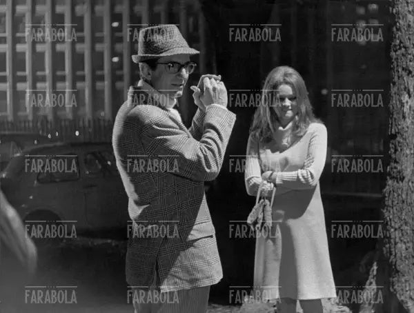 Carlo Lizzani e Margaret Lee sul set del film Banditi a Milano, 1967 - Farabola Immagine digitale