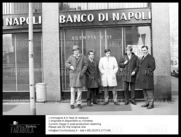 Carlo Lizzani, Ezio Sancrotti, Don Backy, Ray Lovelock e Gian Maria Volonté sul set di Banditi a Milano, 1967 - Farabola Immagine digitale