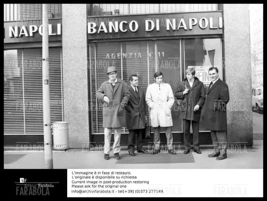 Carlo Lizzani, Ezio Sancrotti, Don Backy, Ray Lovelock e Gian Maria Volonté sul set di Banditi a Milano, 1967 - Farabola Immagine digitale