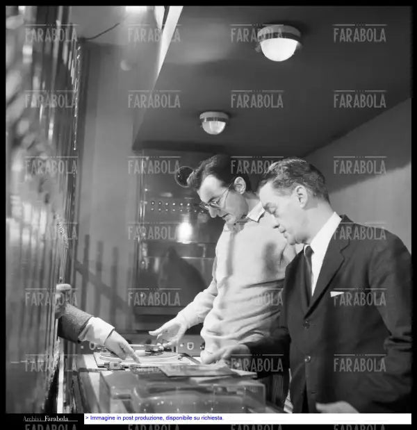 Carlo Lizzani sul set del film Banditi a Milano, 1967 - Farabola Immagine digitale
