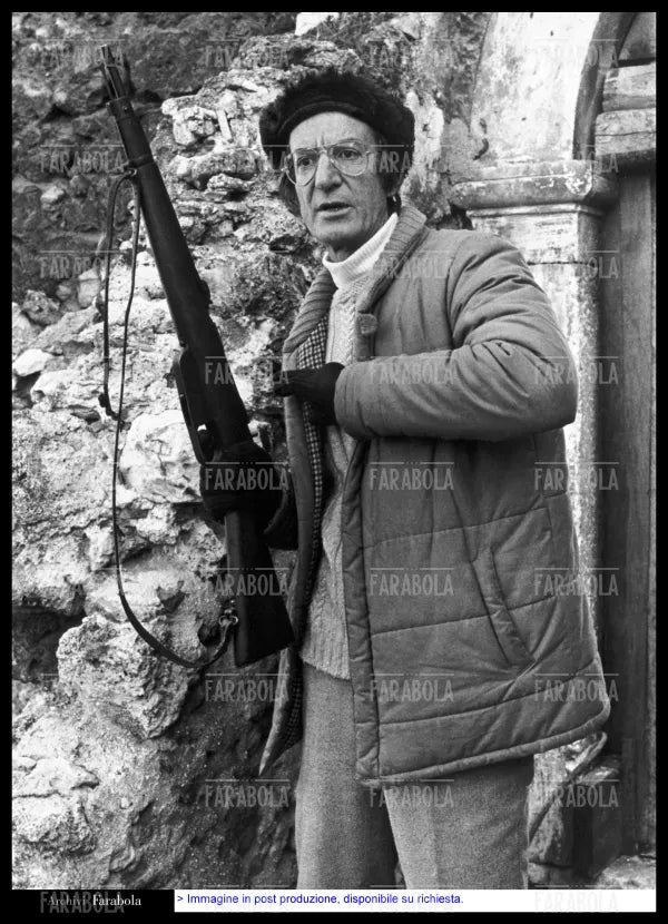 Carlo Lizzani sul set del film Fontamara, 1979 - Farabola Immagine digitale
