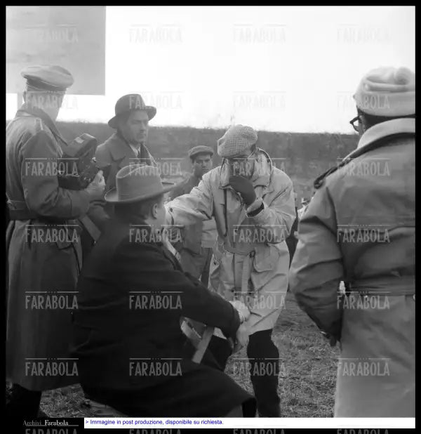 Carlo Lizzani sul set del film Il processo di Verona, 1962 - Farabola Immagine digitale