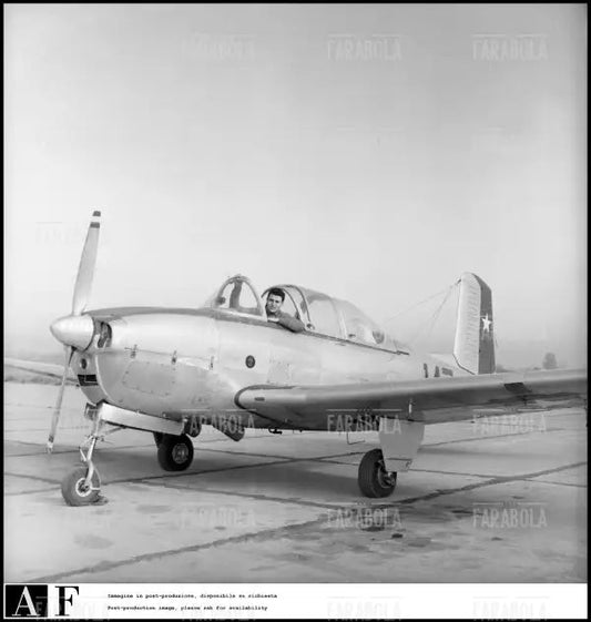 Carlo Mattrel alla scuola aeronautica cilena, Mondiali di calcio in Cile, 1962 - Farabola Immagine digitale