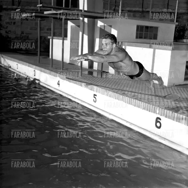 Carlo Pedersoli (Bud Spencer) si allena, 1952 - Farabola Immagine digitale