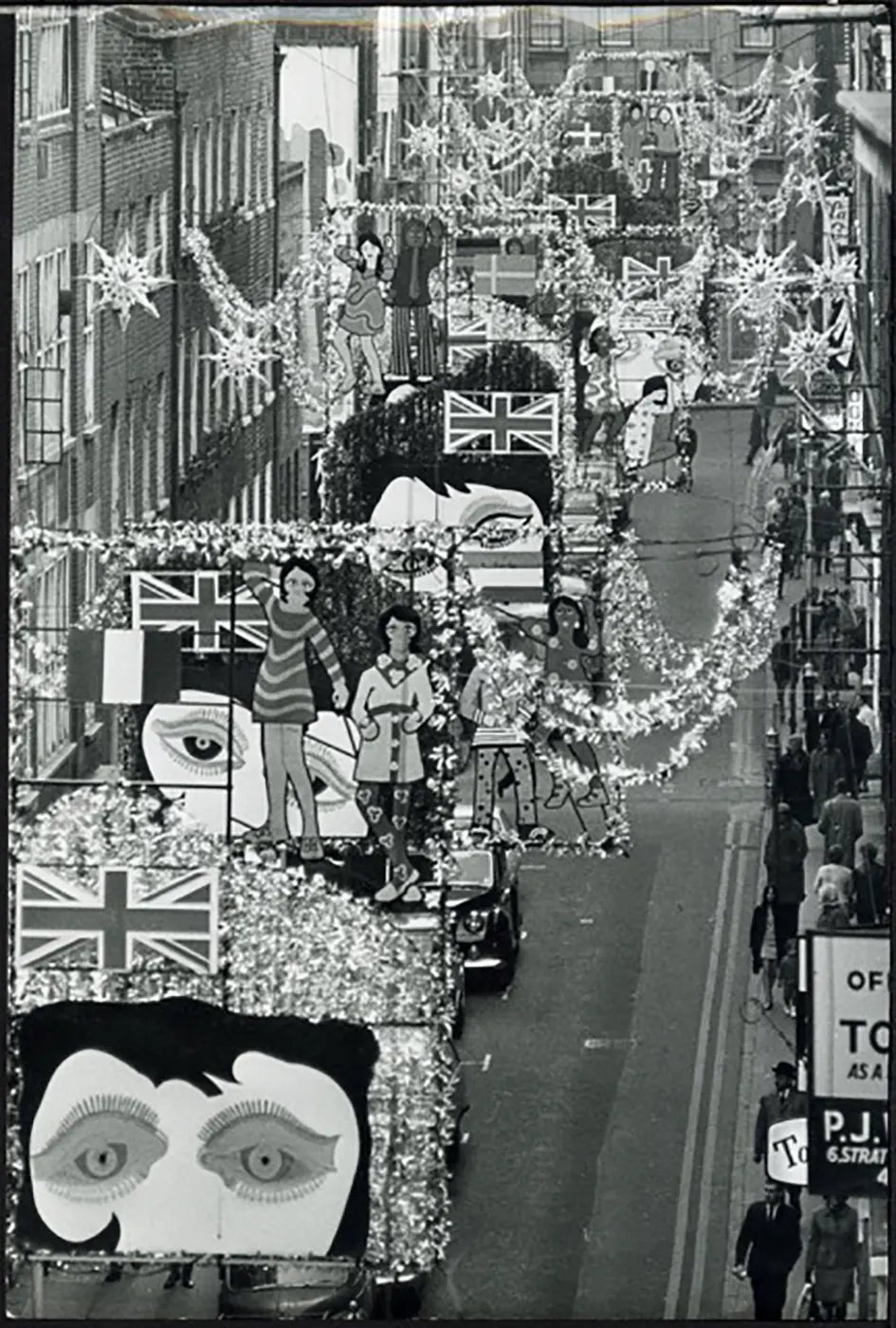 Carnaby Street a Natale Londra anni 60 Ft 38019 - Stampa 27x18cm - Farabola Stampa ai sali d'argento
