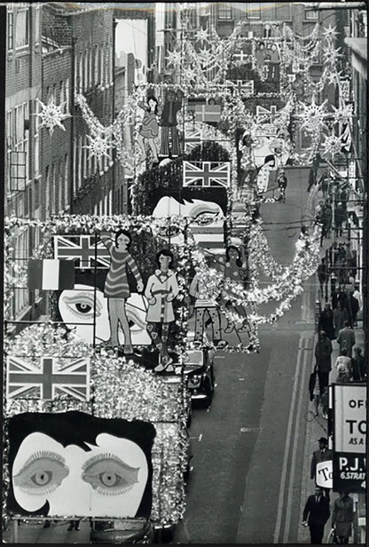 Carnaby Street a Natale Londra anni 60 Ft 38019 - Stampa 27x18cm - Farabola Stampa ai sali d'argento