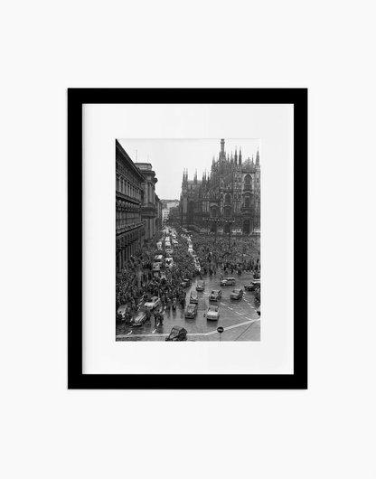 Carovana Pubblicitaria, Giro d'Italia 1954 — stampa fine art con cornice nera