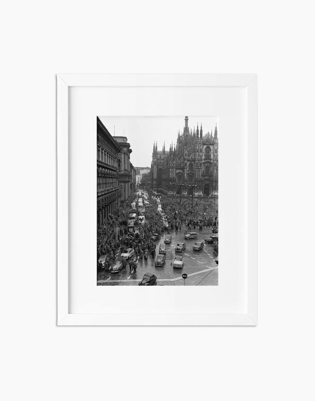 Carovana Pubblicitaria, Giro d'Italia 1954 — stampa fine art con cornice bianca