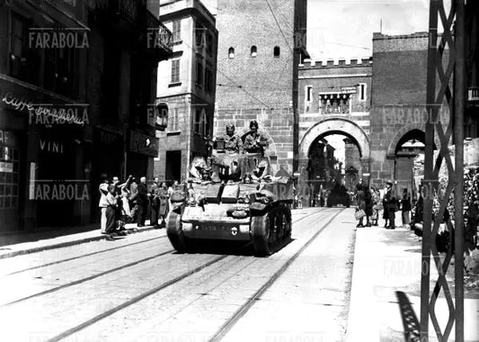 Carri armati americani a Milano, 1945 - Farabola Immagine digitale
