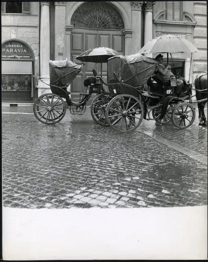 Carrozze in piazza di Spagna a Roma anni 70 Ft 4268 - Stampa 21x27 cm - Farabola Stampa ai sali d'argento