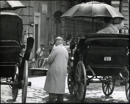 Carrozze in piazza di Spagna Roma anni 60 Ft 3736 - Stampa 21x27 cm - Farabola Stampa ai sali d'argento