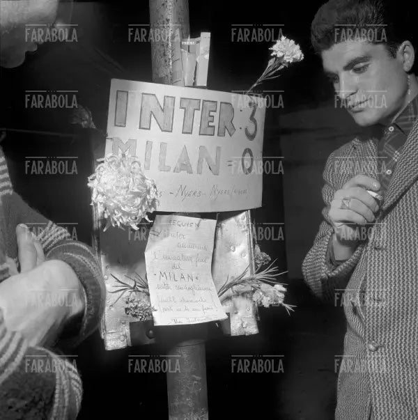 Cartello dei tifosi interisti, Inter vs Milan, 1953 - Farabola Immagine digitale