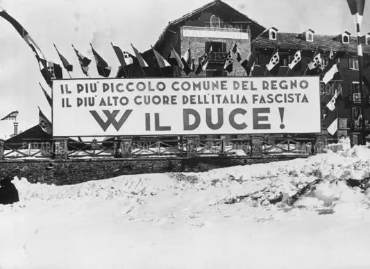 Cartello inneggiante a Mussolini, Sestriere, 1937 - Farabola Immagine digitale