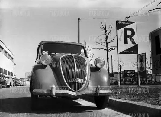 Cartellone pubblicitario de La Rinascente, Milano, 1952 - Farabola Immagine digitale