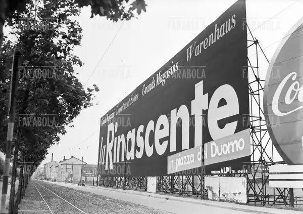 Cartellone pubblicitario de La Rinascente, Milano, 1953 - Farabola Immagine digitale