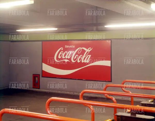 Cartellone pubblicitario della Coca - Cola, Milano, anni 70 - Farabola Immagine digitale