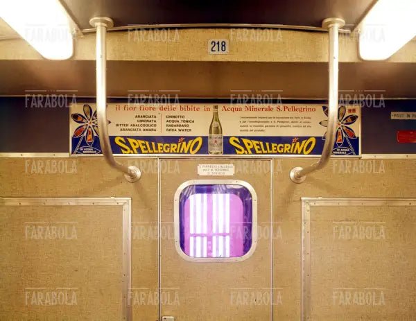 Cartellone pubblicitario dell'acqua minerale S. Pellegrino, Milano, anni 70 - Farabola Immagine digitale