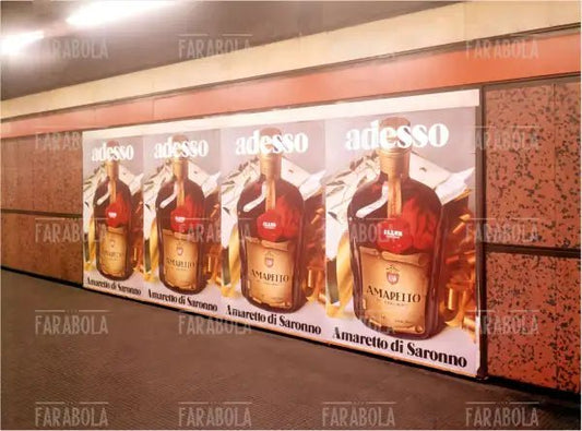 Cartellone pubblicitario dell'Amaretto di Saronno, Milano, anni 70 - Farabola Immagine digitale