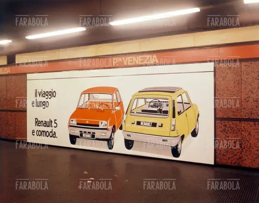 Cartellone pubblicitario dell'auto Renault 5, Milano, anni 60 - Farabola Immagine digitale