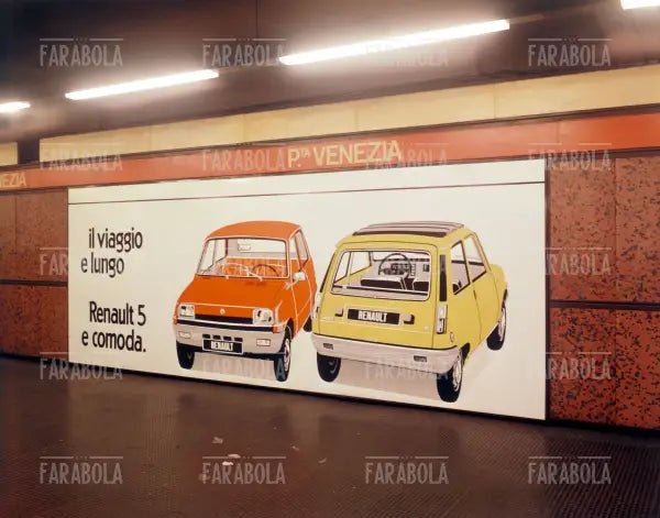 Cartellone pubblicitario dell'auto Renault 5, Milano, anni 60 - Farabola Immagine digitale