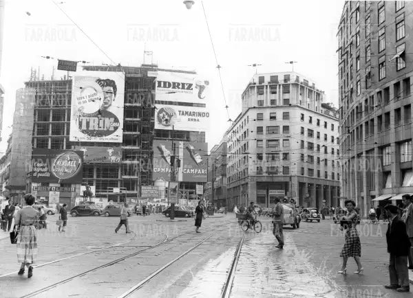 Cartelloni in piazza Missori, Milano, 1954 - Farabola Immagine digitale