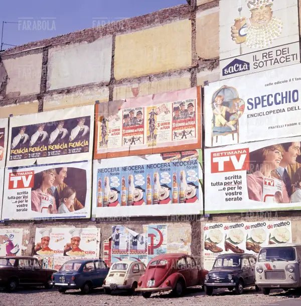 Cartelloni pubblicitari a Milano, 1966 - Farabola Immagine digitale