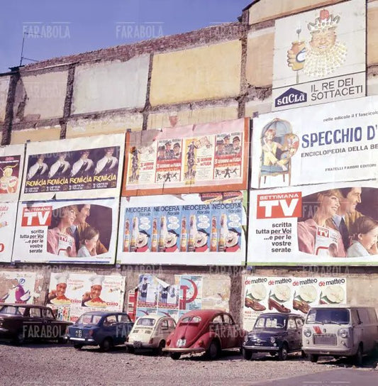 Cartelloni pubblicitari vari e auto d'epoca, Milano, 1966 - Farabola Immagine digitale