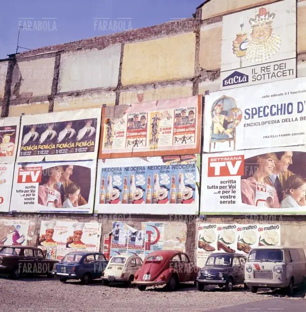 Cartelloni pubblicitari vari e auto d'epoca, Milano, 1966 - Farabola Immagine digitale