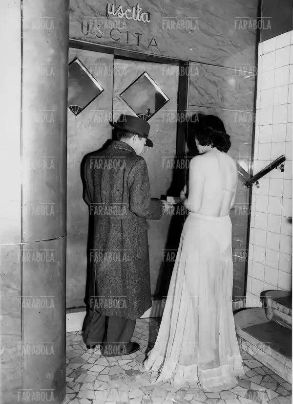 Casa Chiusa a Milano, 1947 - Farabola Immagine digitale