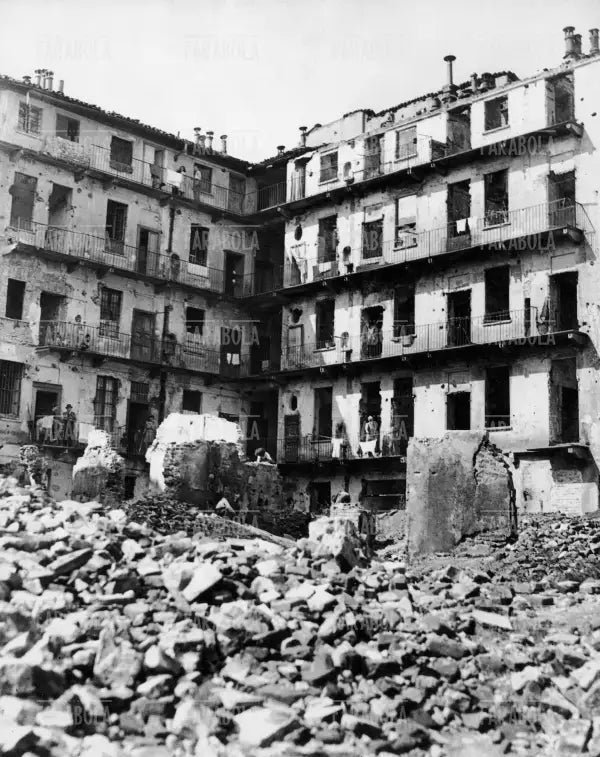 Casa popolare bombardata a Milano, 1944 - Farabola Immagine digitale
