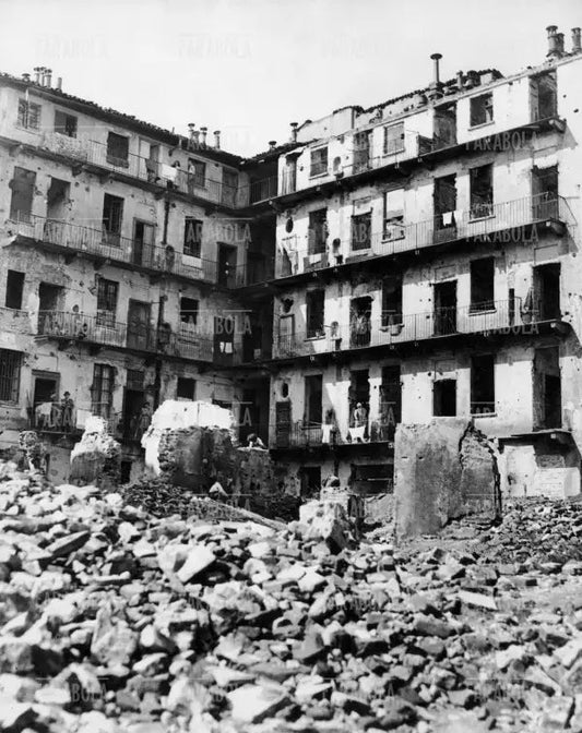 Casa popolare bombardata a Milano, 1944 - Farabola Immagine digitale