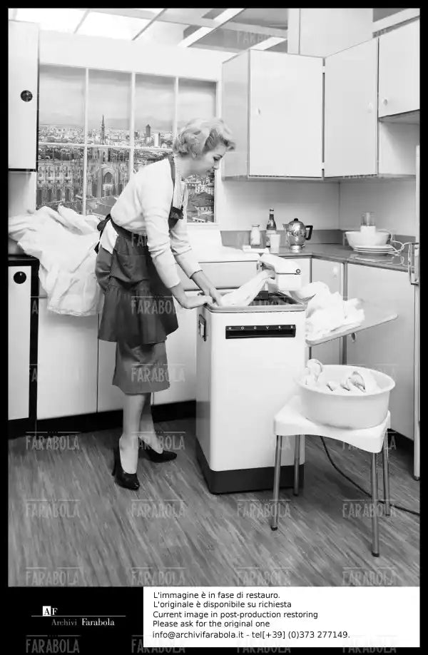 Casalinga con un'asciugatrice, 1957 - Farabola Immagine digitale