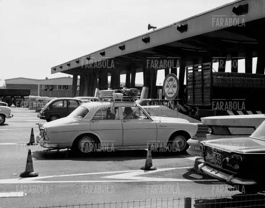 Casello autostradale prima delle vacanze, Milano, anni 60 - Farabola Immagine digitale
