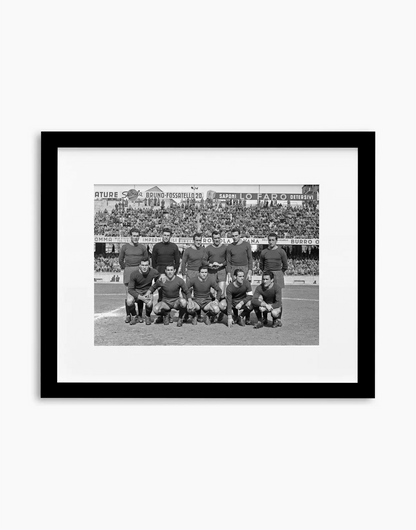 Catania, Formazione, 1953 — stampa fine art con cornice nera