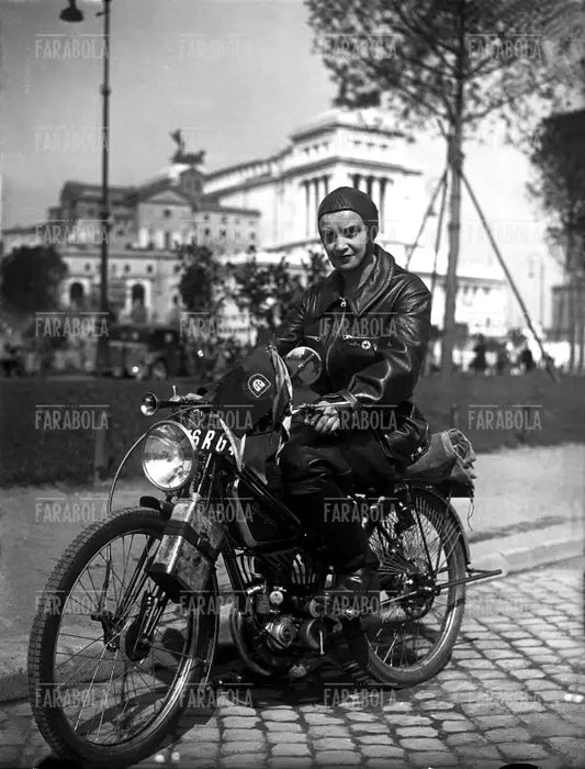 Caterina Vannutelli su Peugeot, 1933 - Farabola Immagine digitale