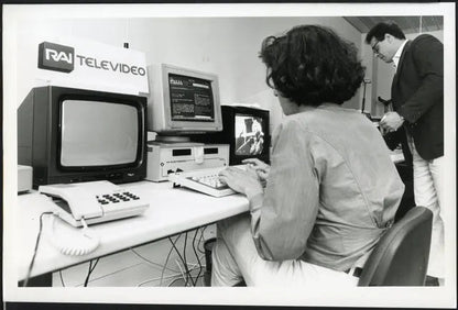 Centro Rai di Grottarossa anni 80 Ft 4270 - Stampa 20x30 cm - Farabola breadcrumbs : fotografie - vintage; foto - vintage - televisione