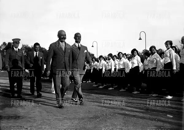 Cesare Maria De Vecchi e Renato Ricci passano in rassegna le maestre, Roma, 1935 - Farabola Immagine digitale