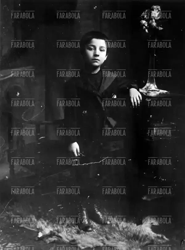 Cesare Pavese da bambino, anni 10 - Farabola Immagine digitale